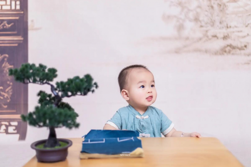 济宁怀孕肚子中间凹两边凸
